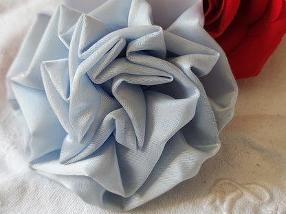 Grosse fleur ancienne bleu  rayonne  montée en broche modiste T0-19