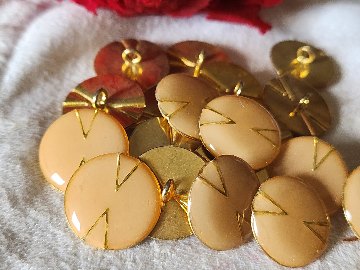 Lot 6 boutons vintage en metal rose beige 1,8 cm pied doré ref 5075