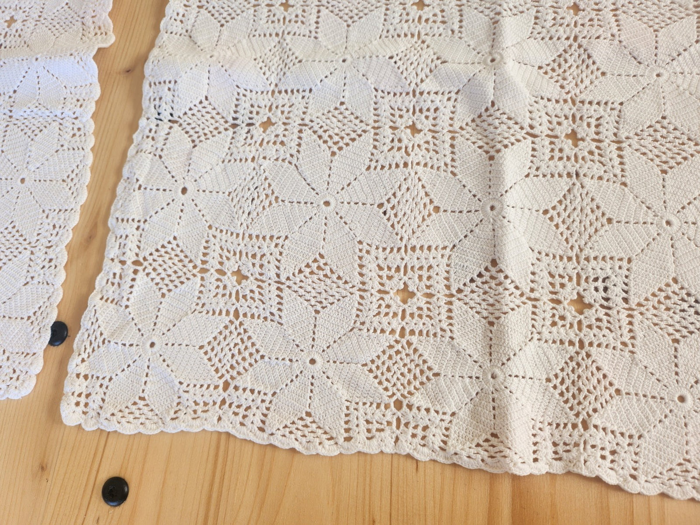 Lot 2 grands napperons anciens crochet blanc 47 sur 47 et 43 sur 44 cm B7