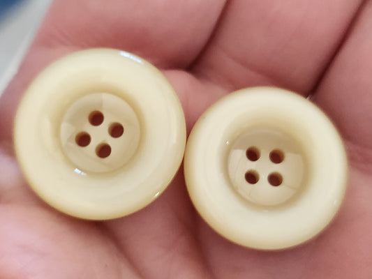 Lot 7 boutons vintage creme lumineux  2,2 cm ref 0079