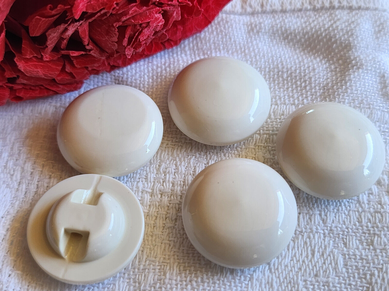 Lot 5 jolis boutons vintage blanc creme bombé à pied 1,9 cm ref 853