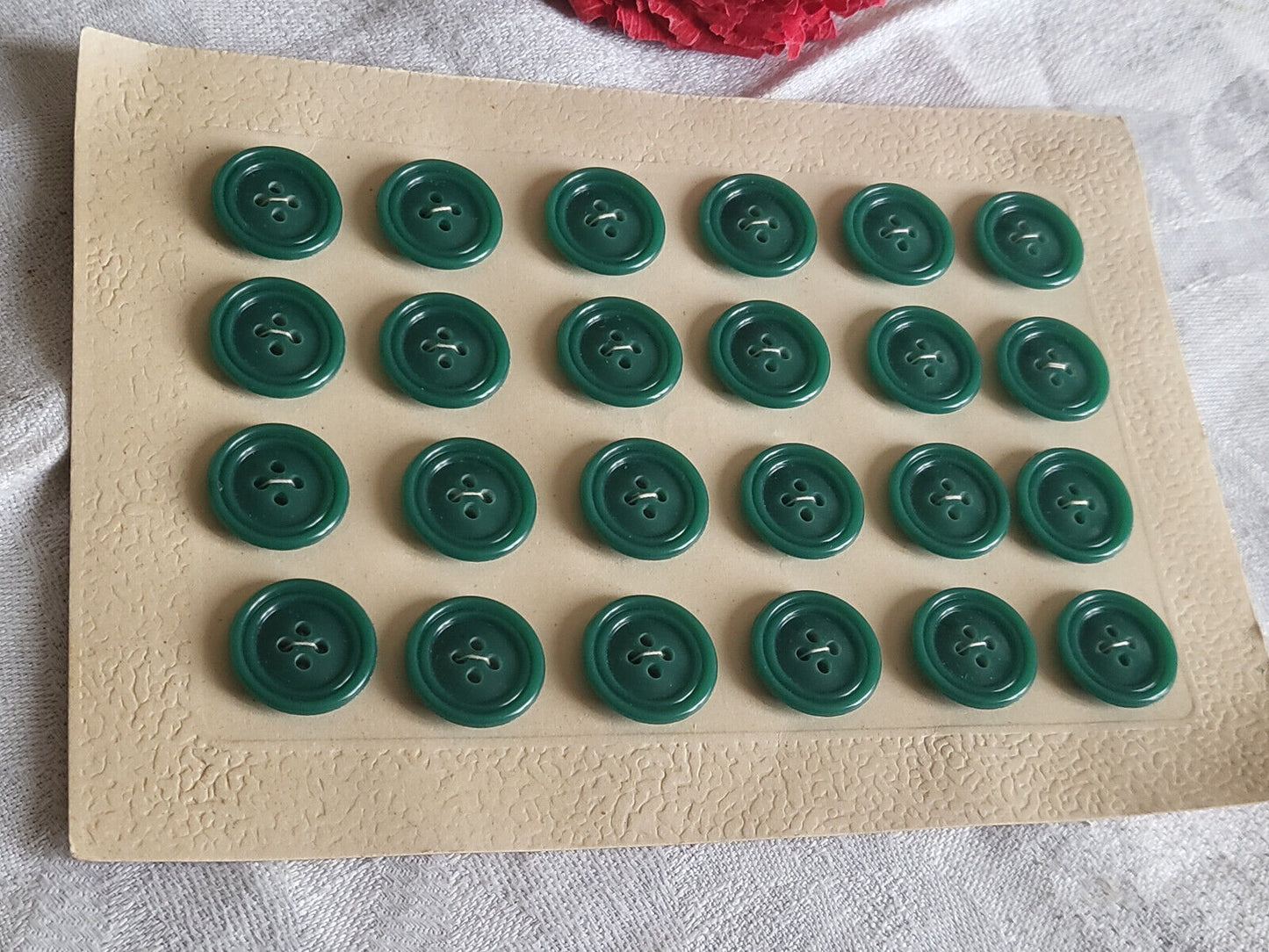 Plaque 24 boutons anciens vert 4 trous  diamètre 1,7  cm T18