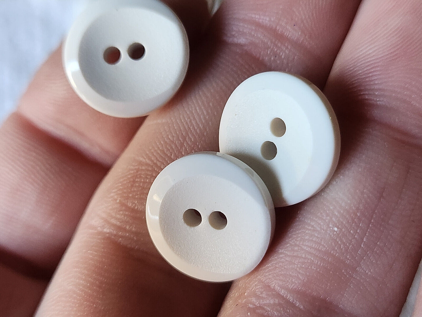 Lot 24 boutons vintage blanc créme  à trous 1,4 cm ref  2845