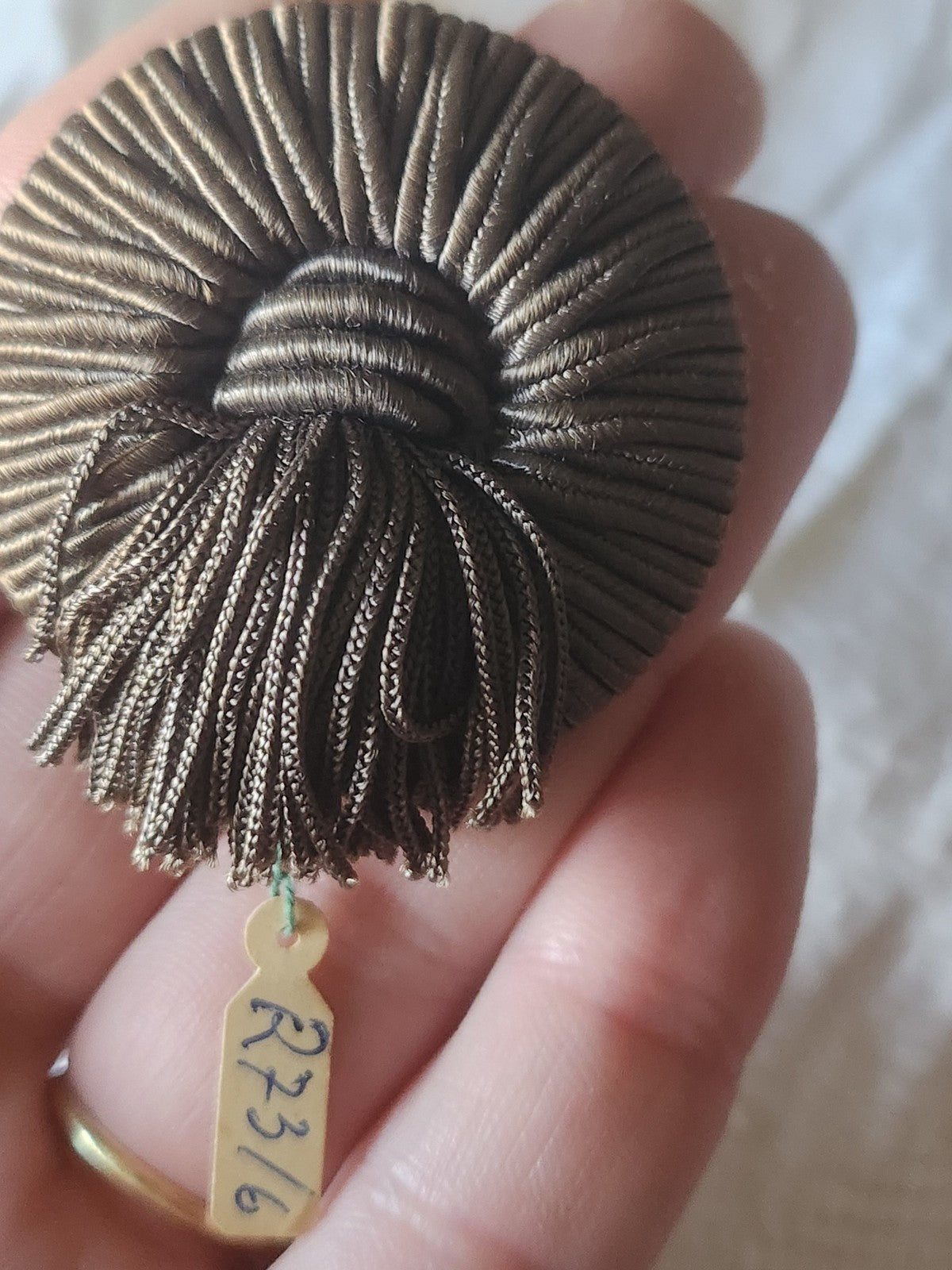 Enorme bouton ancien en passementerie avec pendants marron/gris 4,2 cm ref 7008