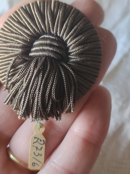 Enorme bouton ancien en passementerie avec pendants marron/gris 4,2 cm ref 7008