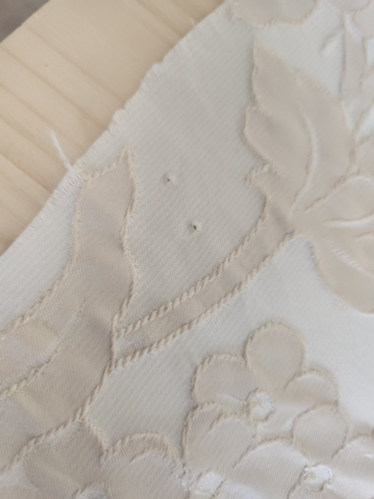 Ancien coupon de tissu damassé beige écru relief 205 cm sur 61 cm B5