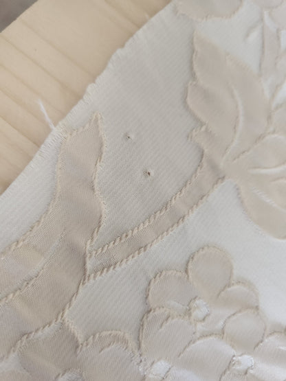Ancien coupon de tissu damassé beige écru relief 205 cm sur 61 cm B5