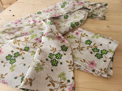 Nappe vintage avec 4 serviettes jamais utilises fleur 110sur 185 cm  B8