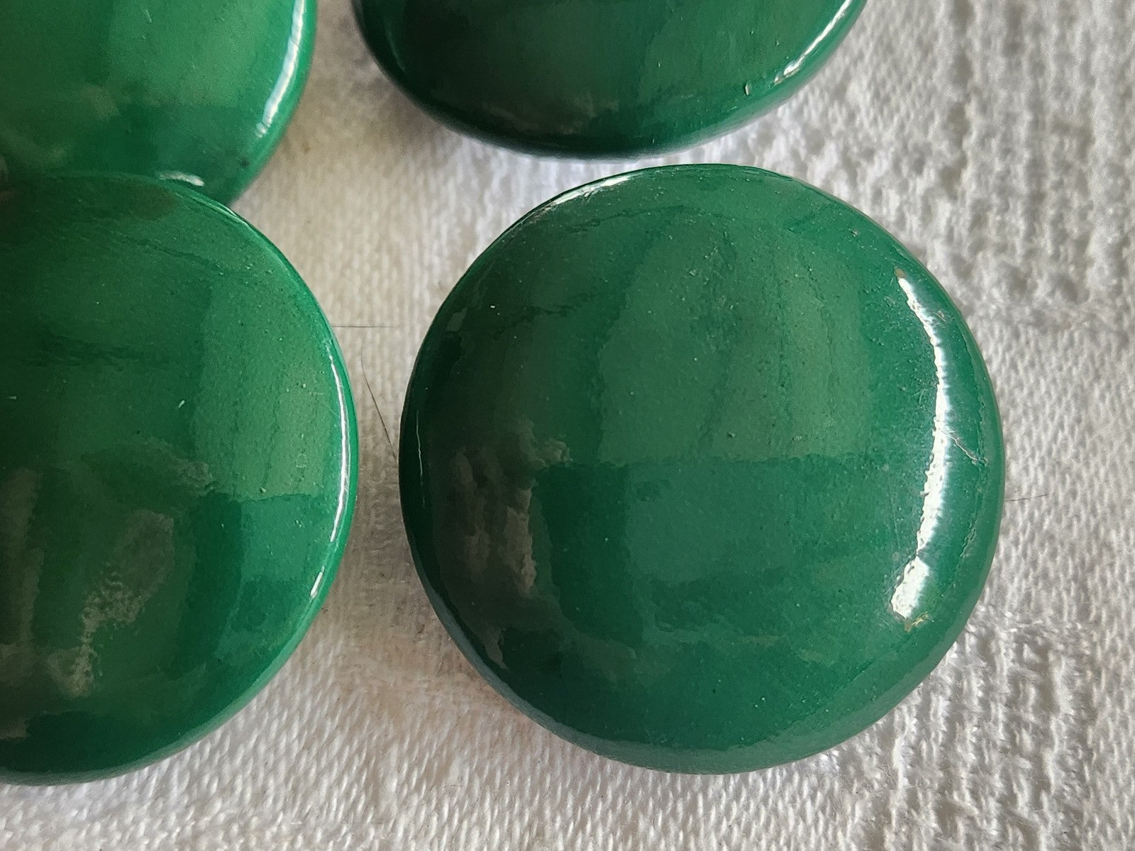 Lot  6 gros  boutons anciens en cuir verni vert lumineux pied 3,3 cm ref 6081