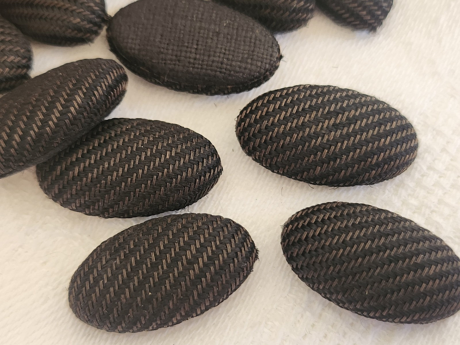 Lot 10 anciens boutons ? cabochons tissu 1,1 cm / 2,1 cm noir vers 1900 T14