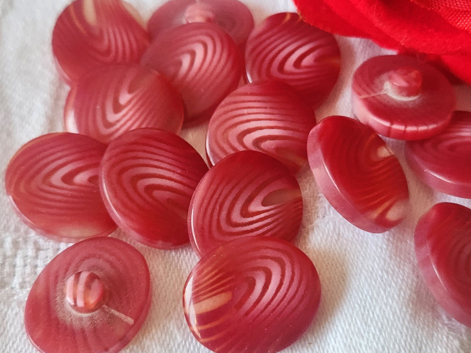 Lot 14 boutons vintage rose transparent veiné 1,7 sur 2 cm à pied ref 1420