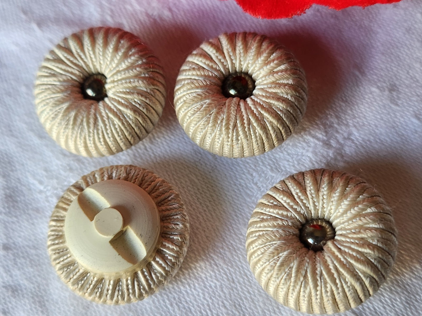 lot 4 boutons anciens vintage passementerie créme pied 2,3 cm ref 4919