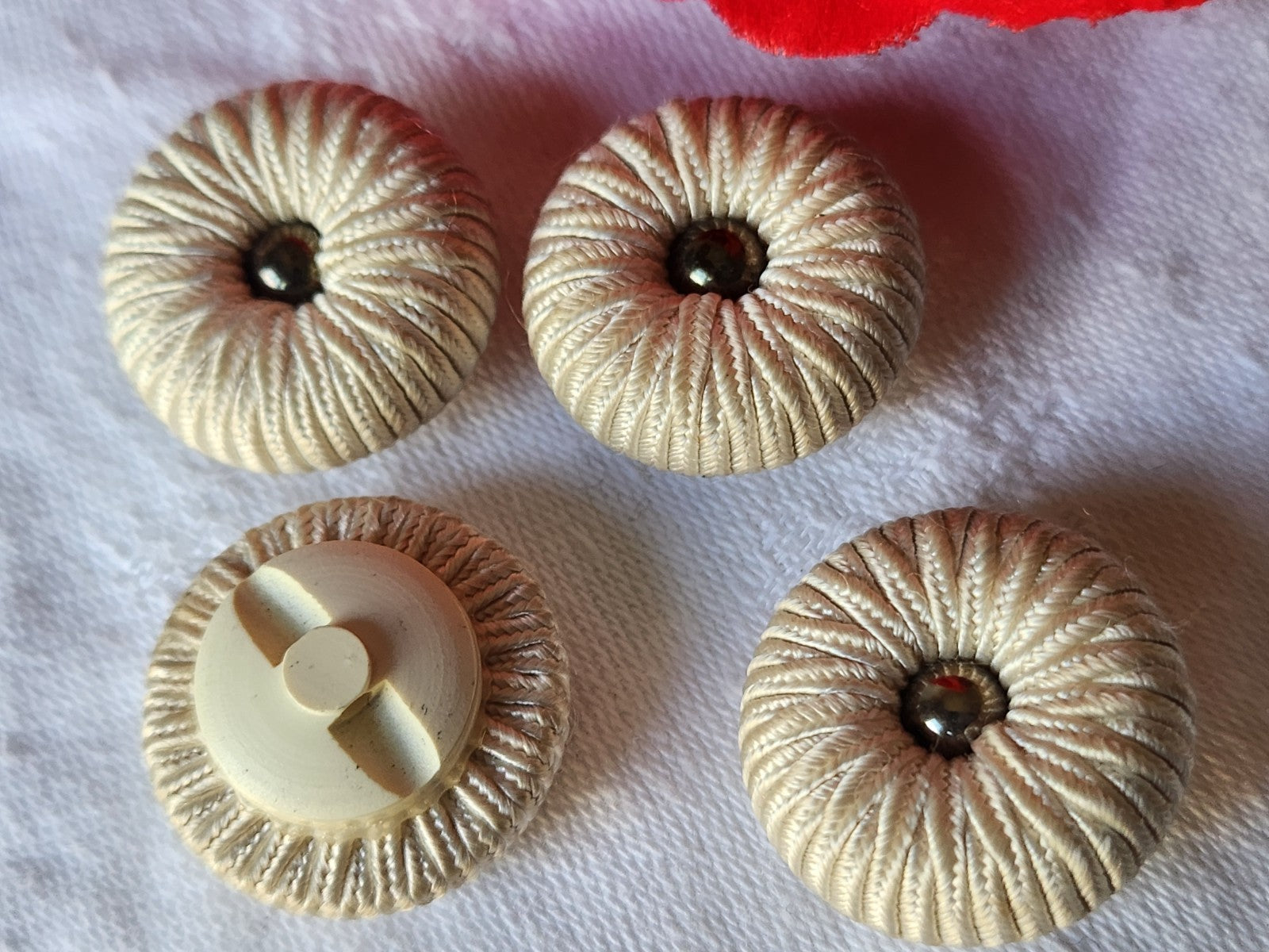 lot 4 boutons anciens vintage passementerie créme pied 2,3 cm ref 4919