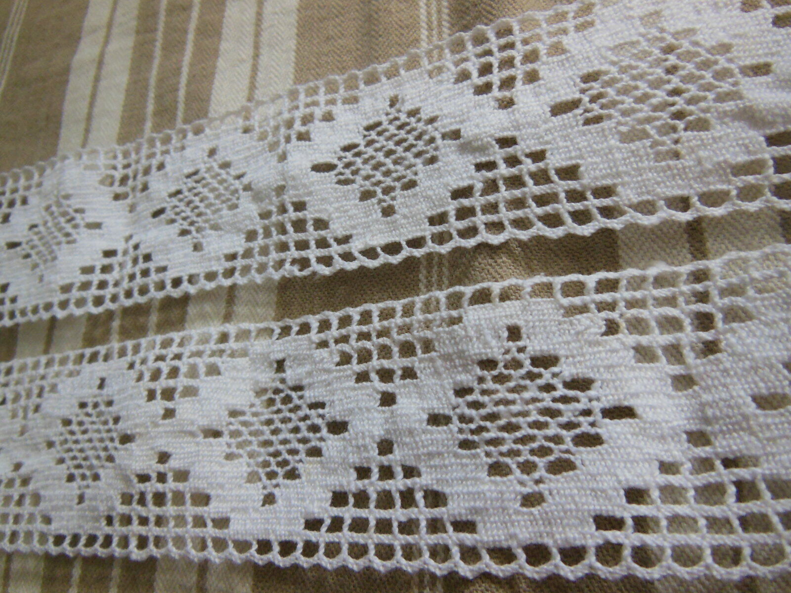 Dentelle large ancienne coton entre deux main 1 métre 15 sur 4 cm  T14-75