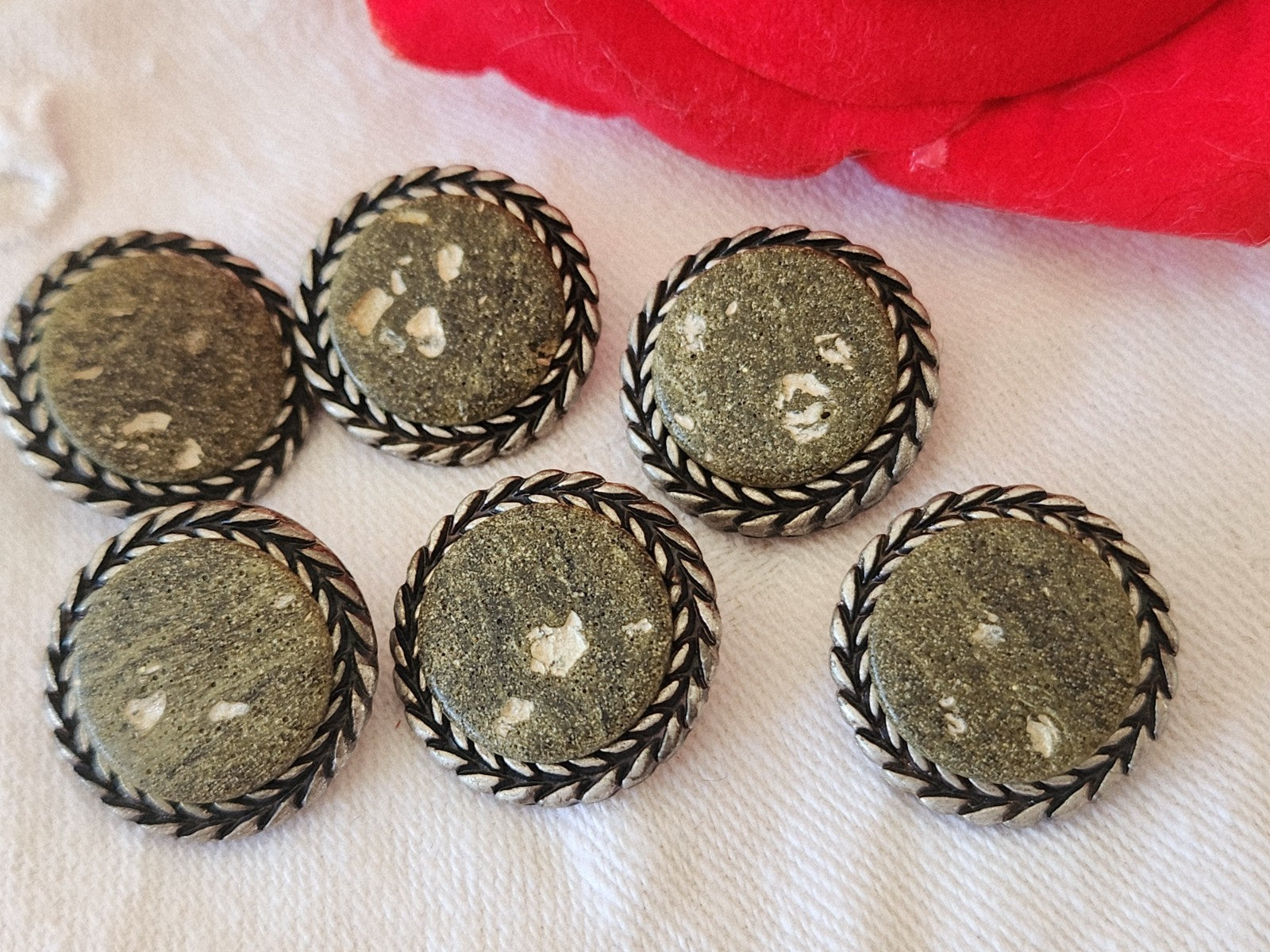 Lot 6 boutons en métal argenté coeur vert effet usé 1,8 cm pied ref 3874