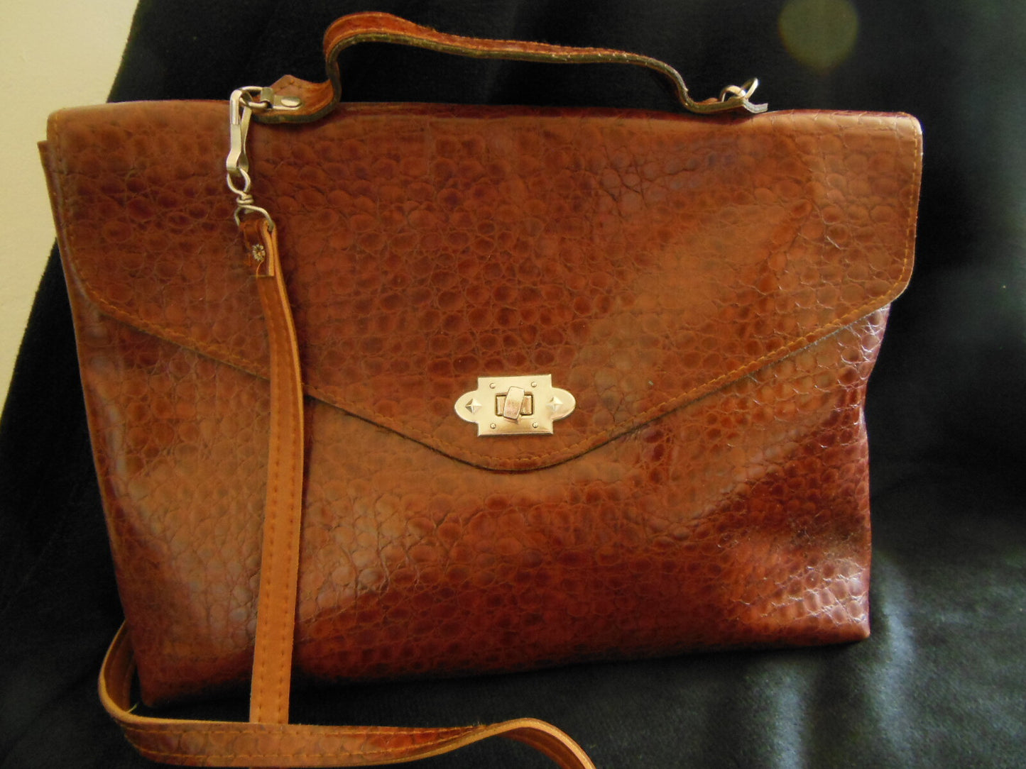 Superbe sac à main ancien marron effet reptile  très bel état grand besace