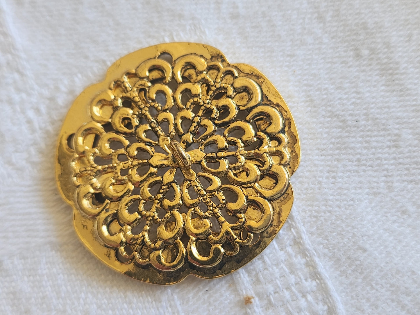 Enorme bouton vintage en métal motif ajouré 3,4 cm ref 621