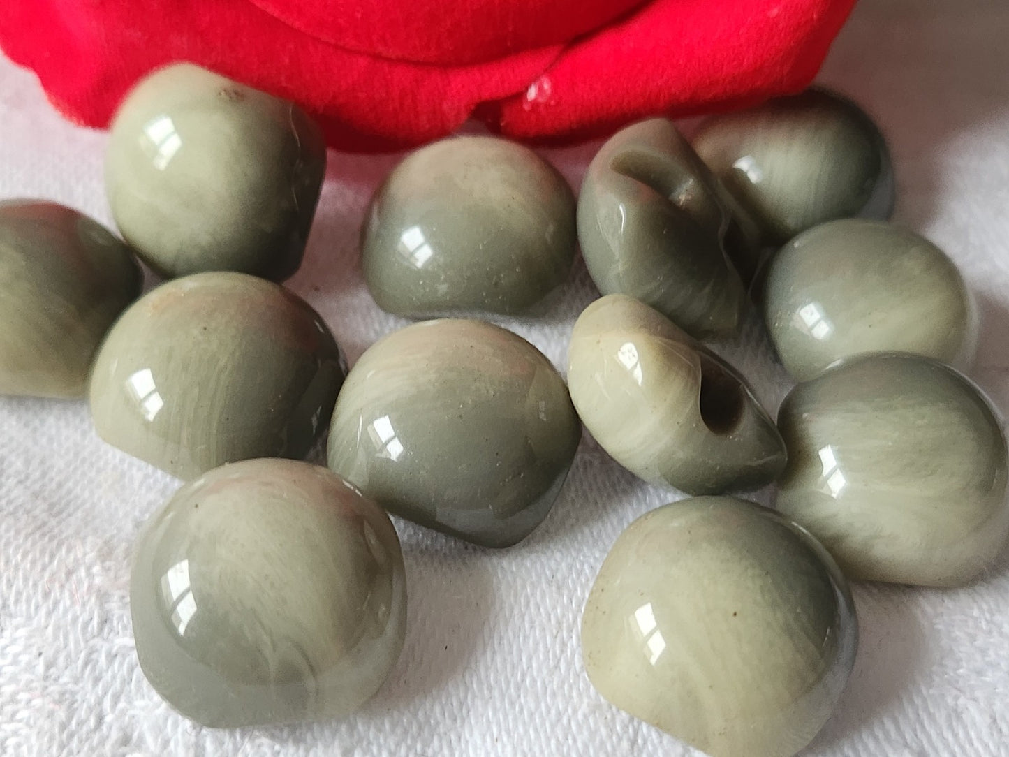 Lot 12 boutons vintage gris chiné bombé pied plat 1,6 cm ref 1676