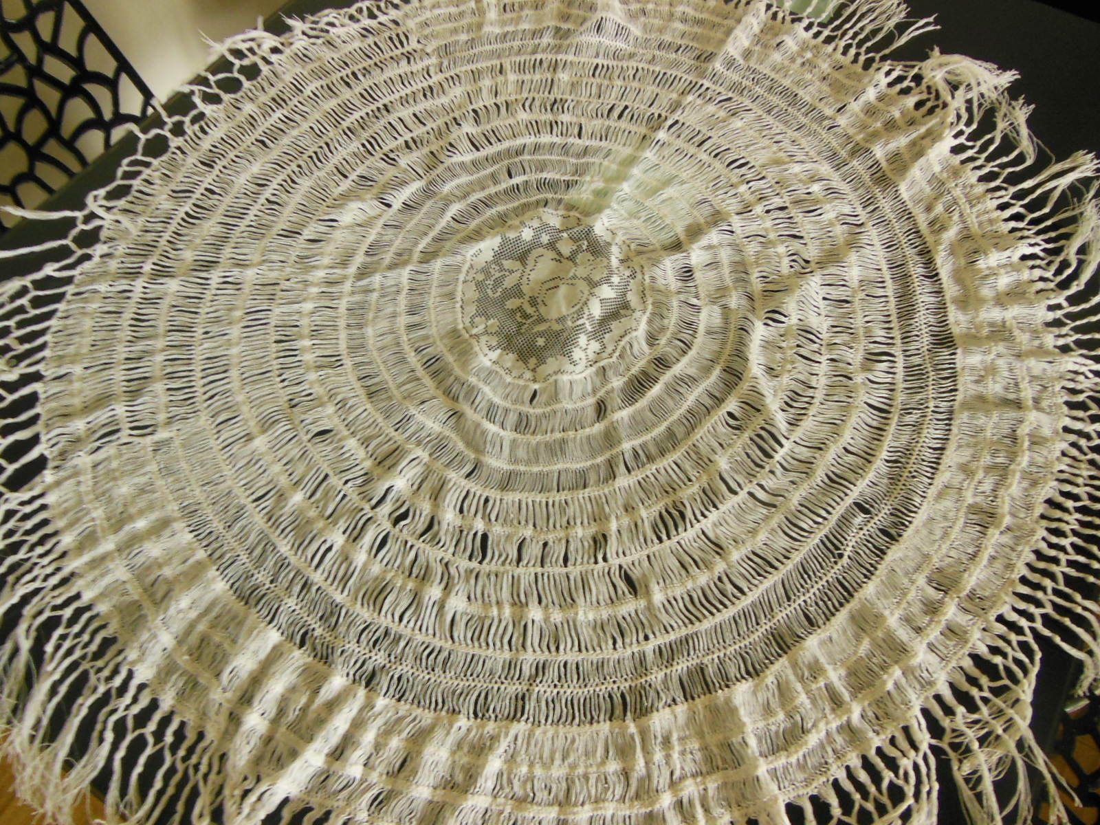 Petite nappe ou surnappe ronde ancienne guéridon franges mains  B6