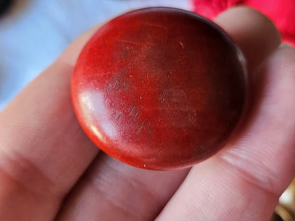 Gros bouton ancien en bois rouge bombé 3,3 cm pied D10T