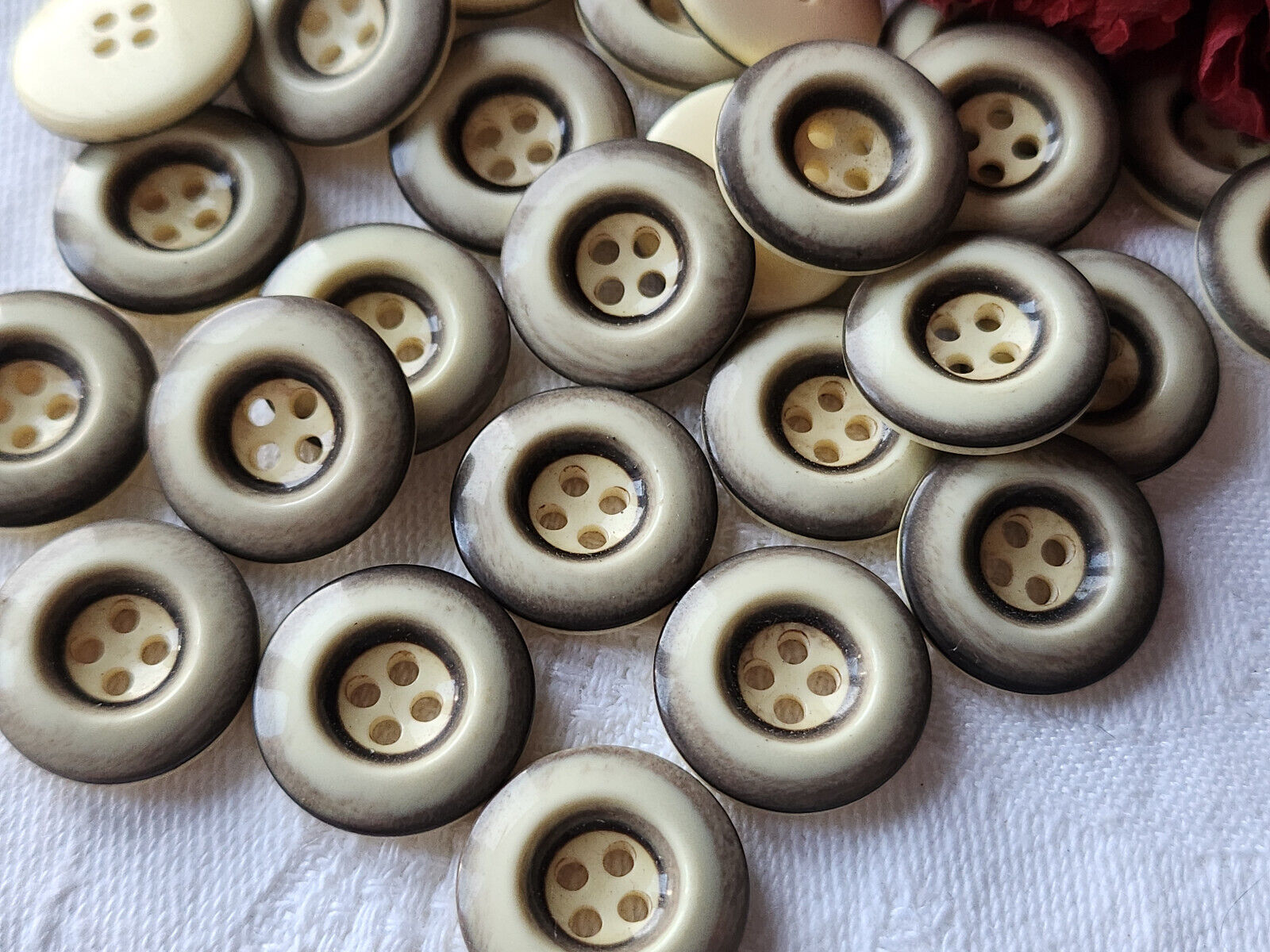 Lot 24 boutons vintage creme gris 1,7 cm trous ref 5907