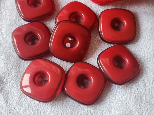 Lot 8 boutons vintage rouge effet carré à trous 1,7 cm ref 5578