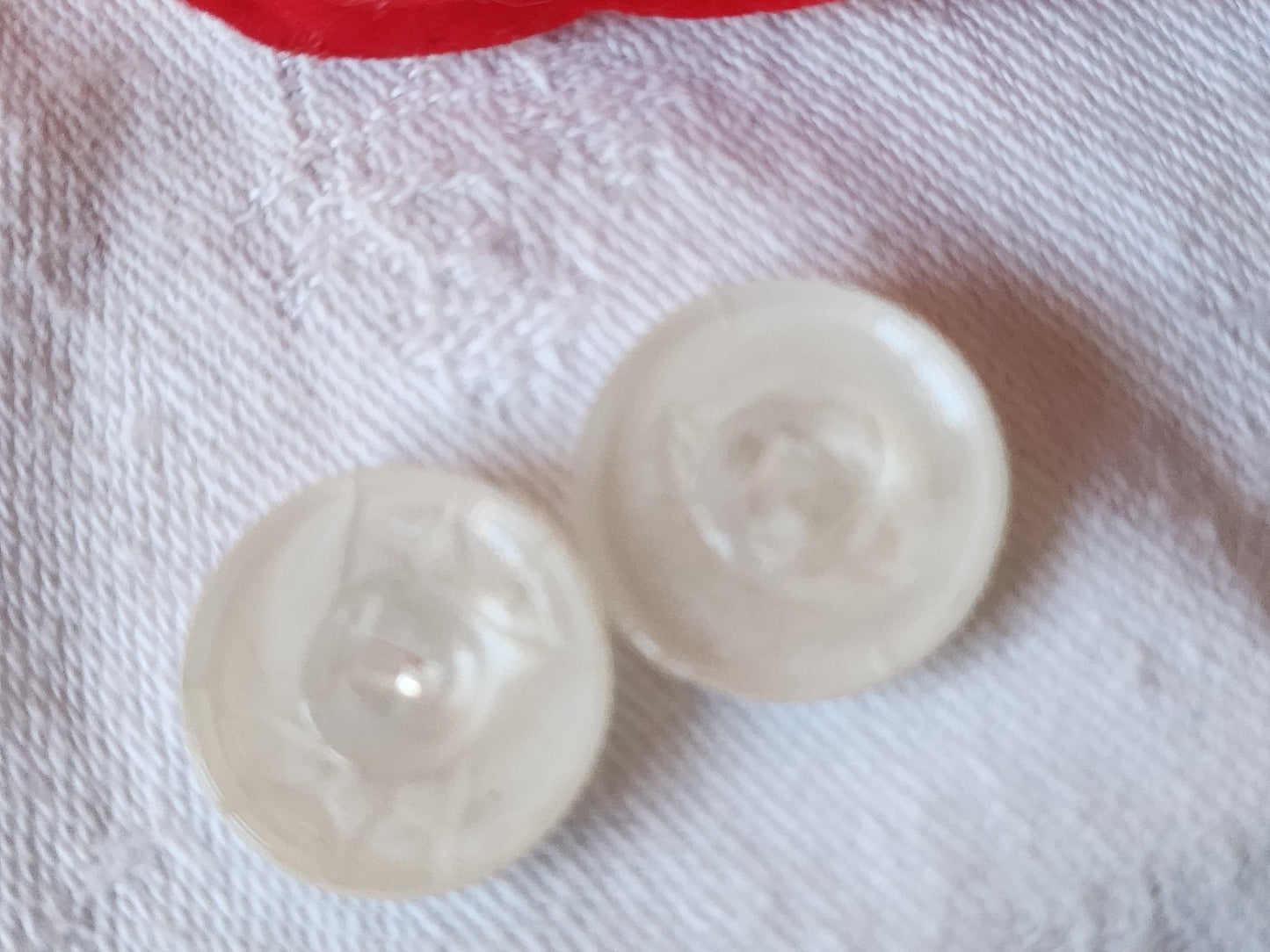 Duo boutons vintage en verre  blanc satiné  1,7 cm D11F