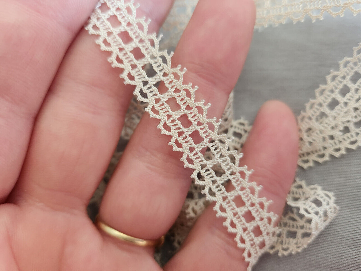 Dentelle vintage légèrement écrue très propre 5 mètres sur 1,3 cm A4