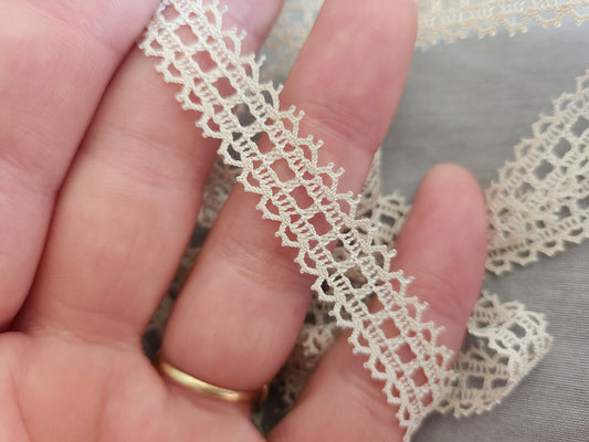 Dentelle vintage légèrement écrue très propre 5 mètres sur 1,3 cm A4