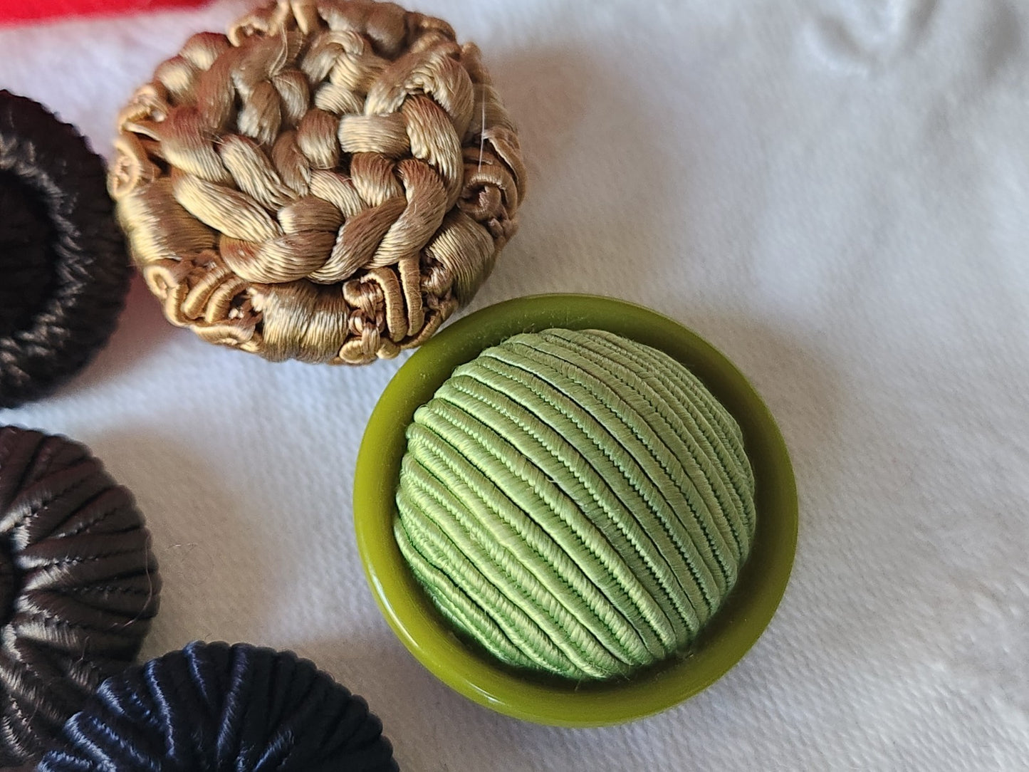 Lot 8 boutons anciens/vintage en passementerie 1,7 à 2,6 cm panaché  ref 3934