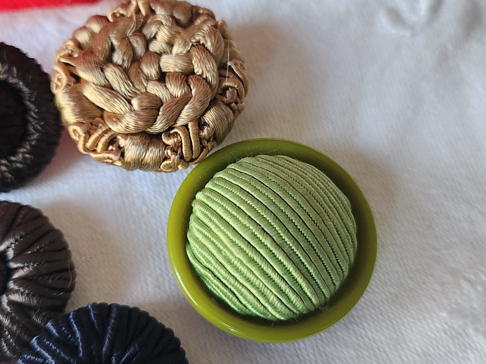 Lot 8 boutons anciens/vintage en passementerie 1,7 à 2,6 cm panaché  ref 3934