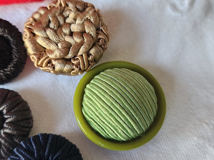 Lot 8 boutons anciens/vintage en passementerie 1,7 à 2,6 cm panaché  ref 3934
