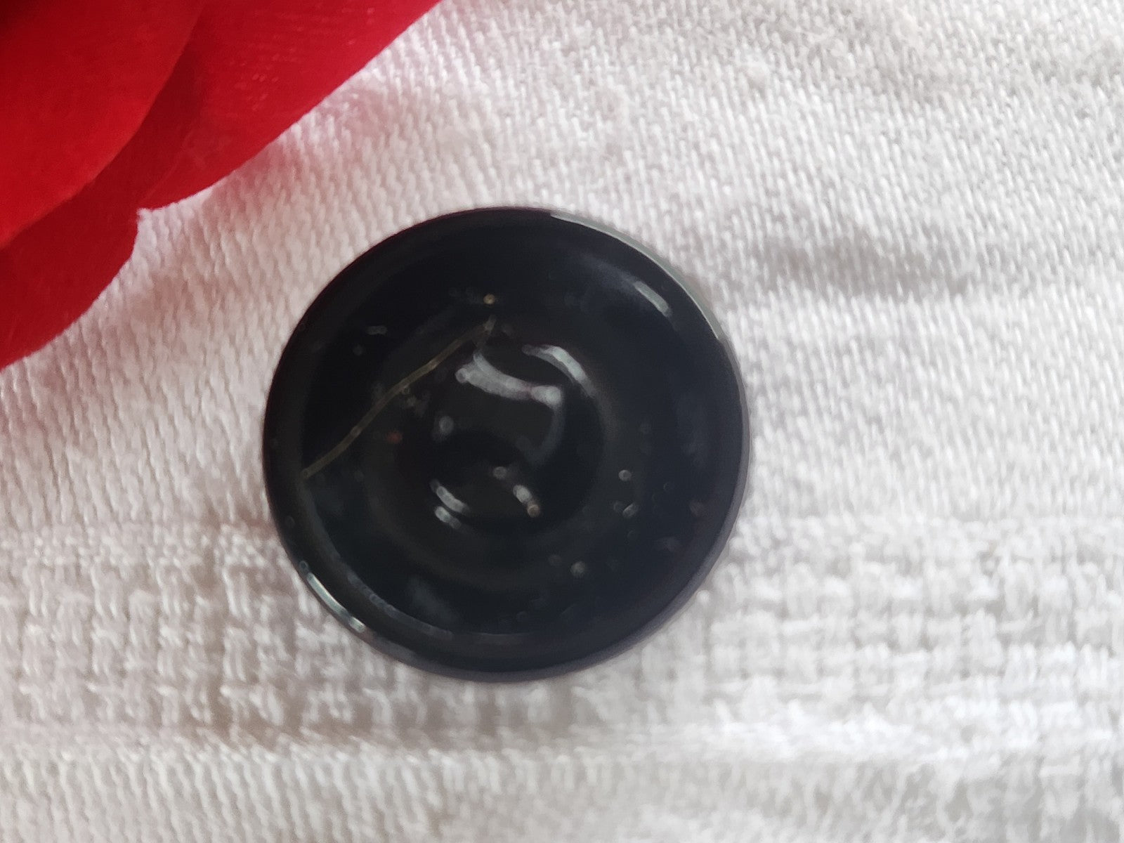 Gros bouton ancien en verre marron métallisé strié  2,2 cm D18E