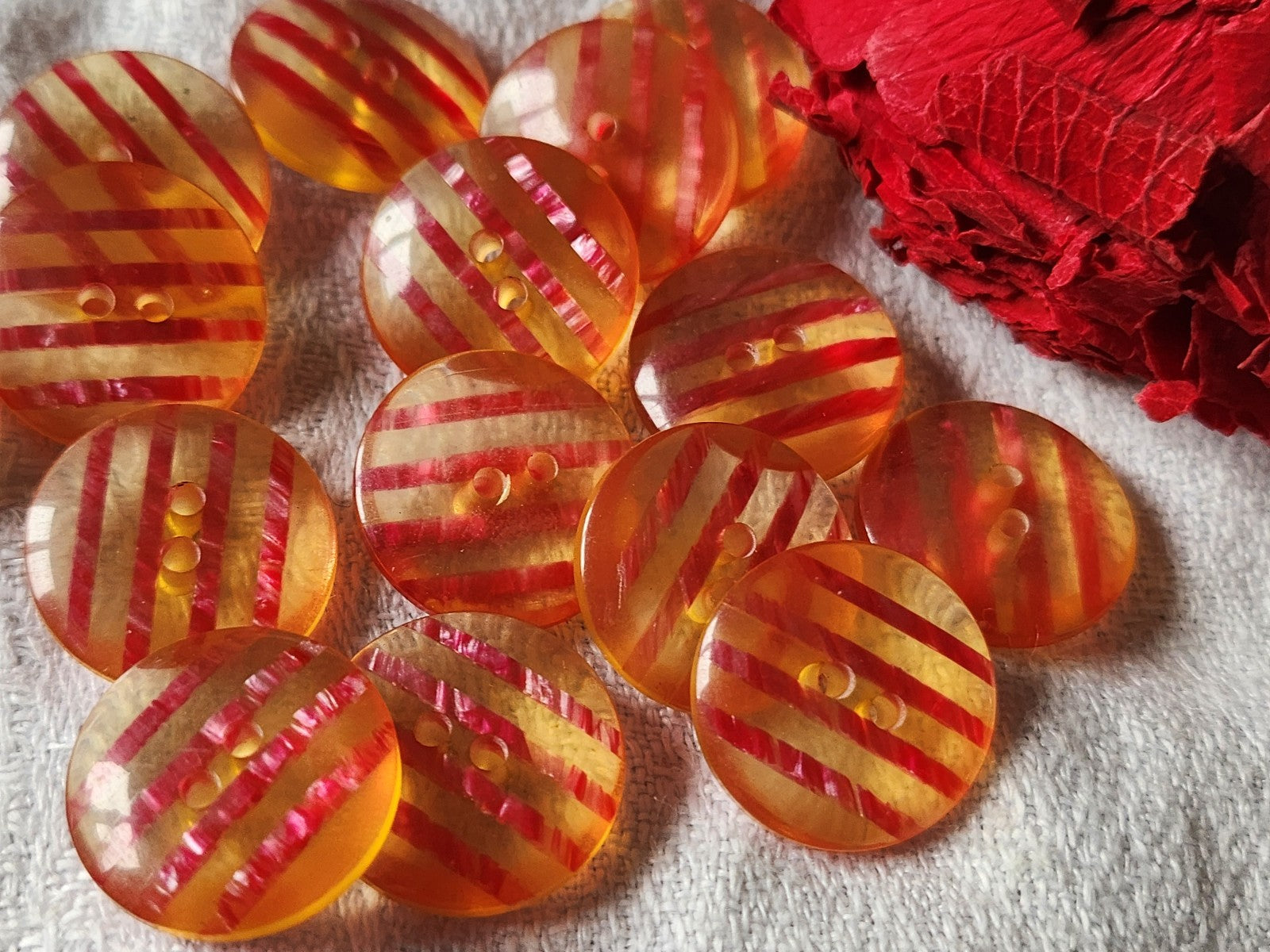 Lot 14 boutons vintage  rose irisé bombé à trous 1,7 cm ref 2671