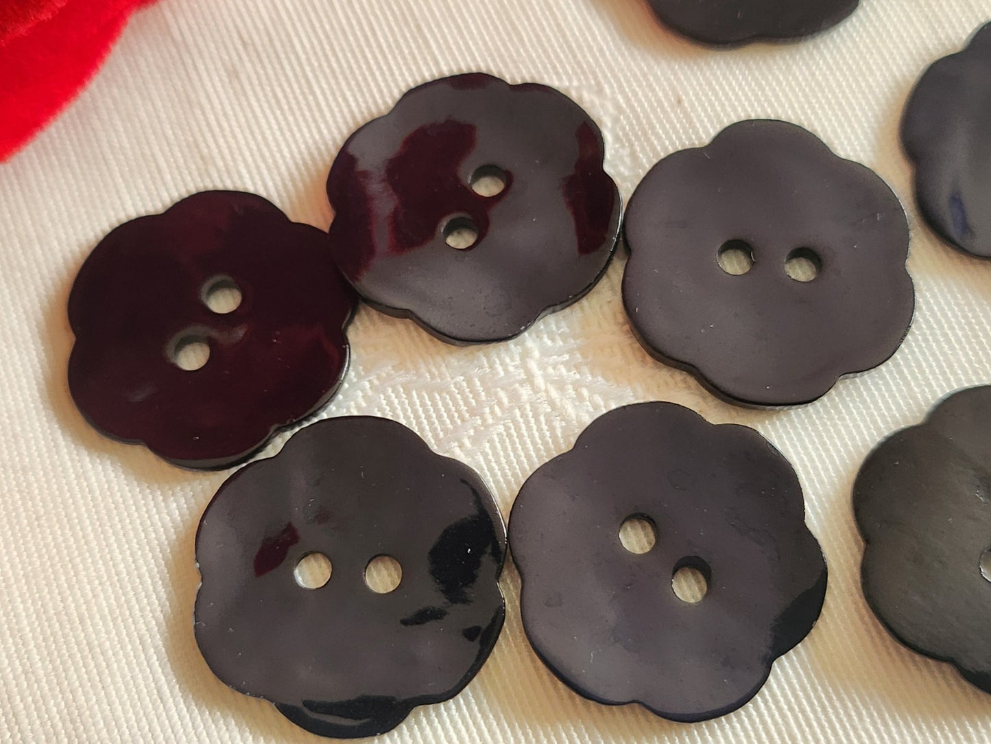 Lot 8 boutons vintage en nacre bleu quasi noir fleur trous  2 cm ref 6347