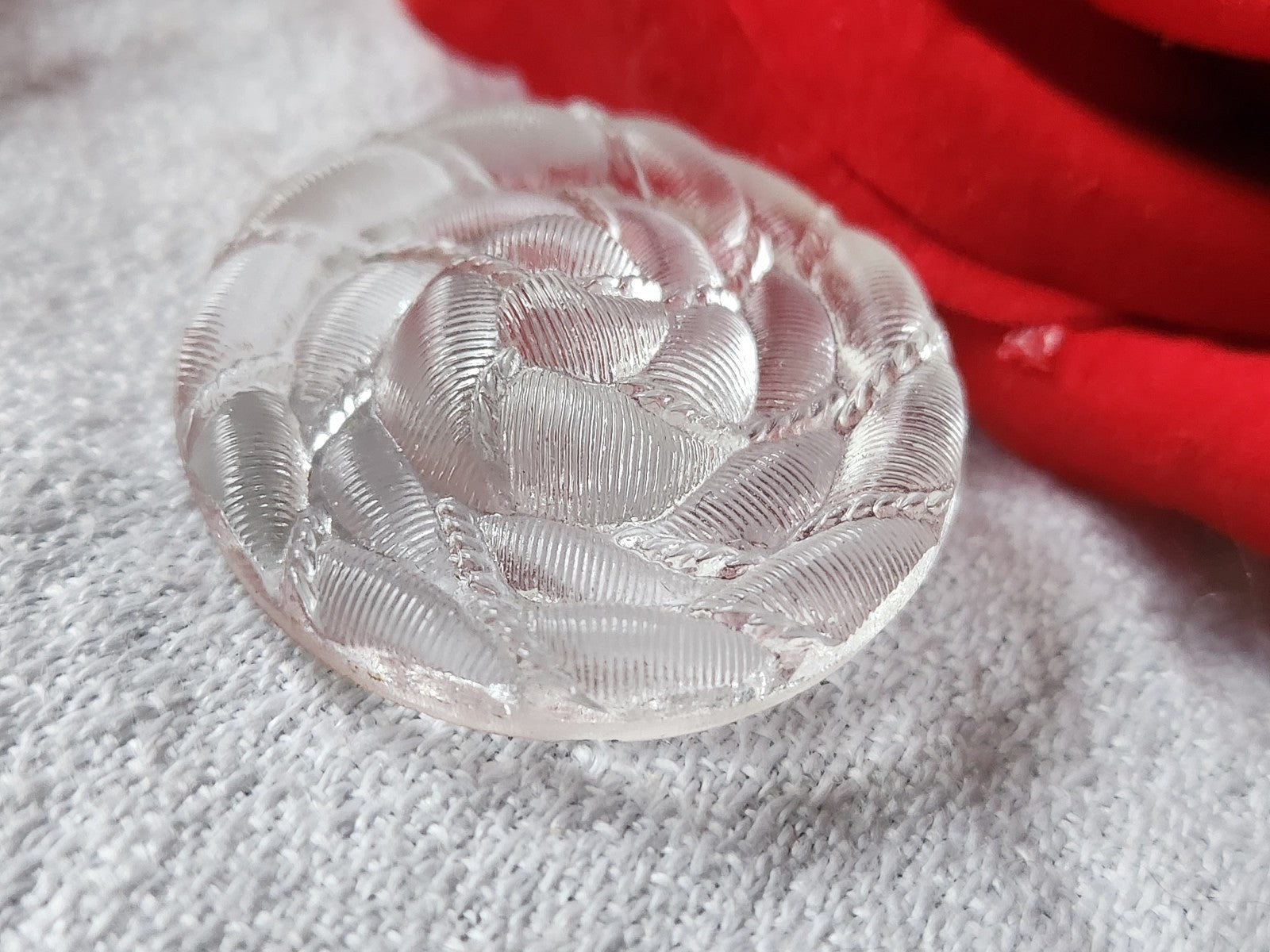 Gros bouton ancien  en verre spirale transparente relief 3,1  cm D17B