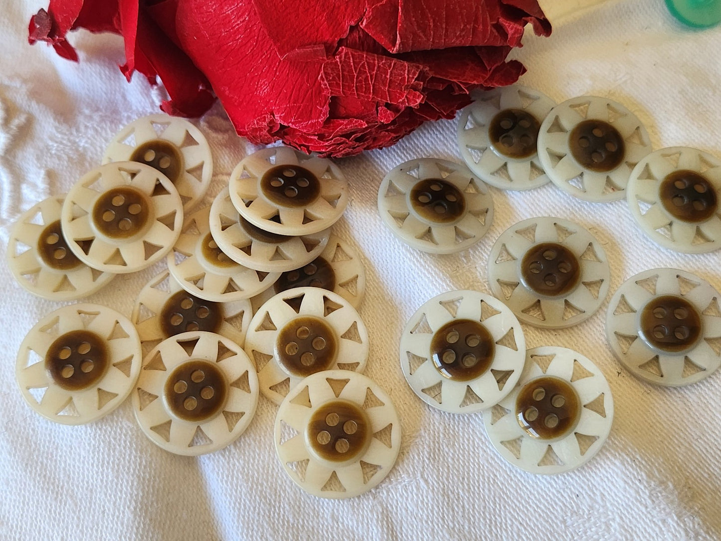Lot 19 boutons bicolore ajouré coeur marron 2 séries 2 cm ref 4910