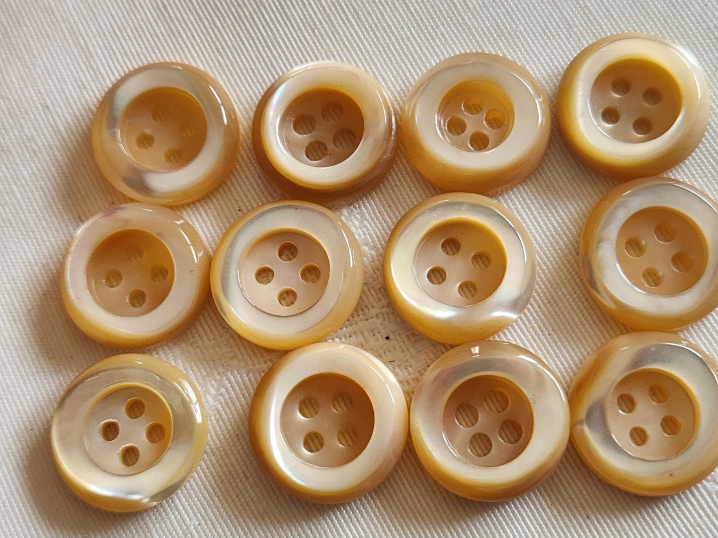 Lot  12 boutons anciens en nacre beige épais bord 1,7 cm lourd ref  6353