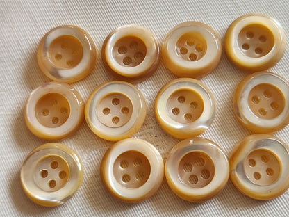 Lot  12 boutons anciens en nacre beige épais bord 1,7 cm lourd ref  6353