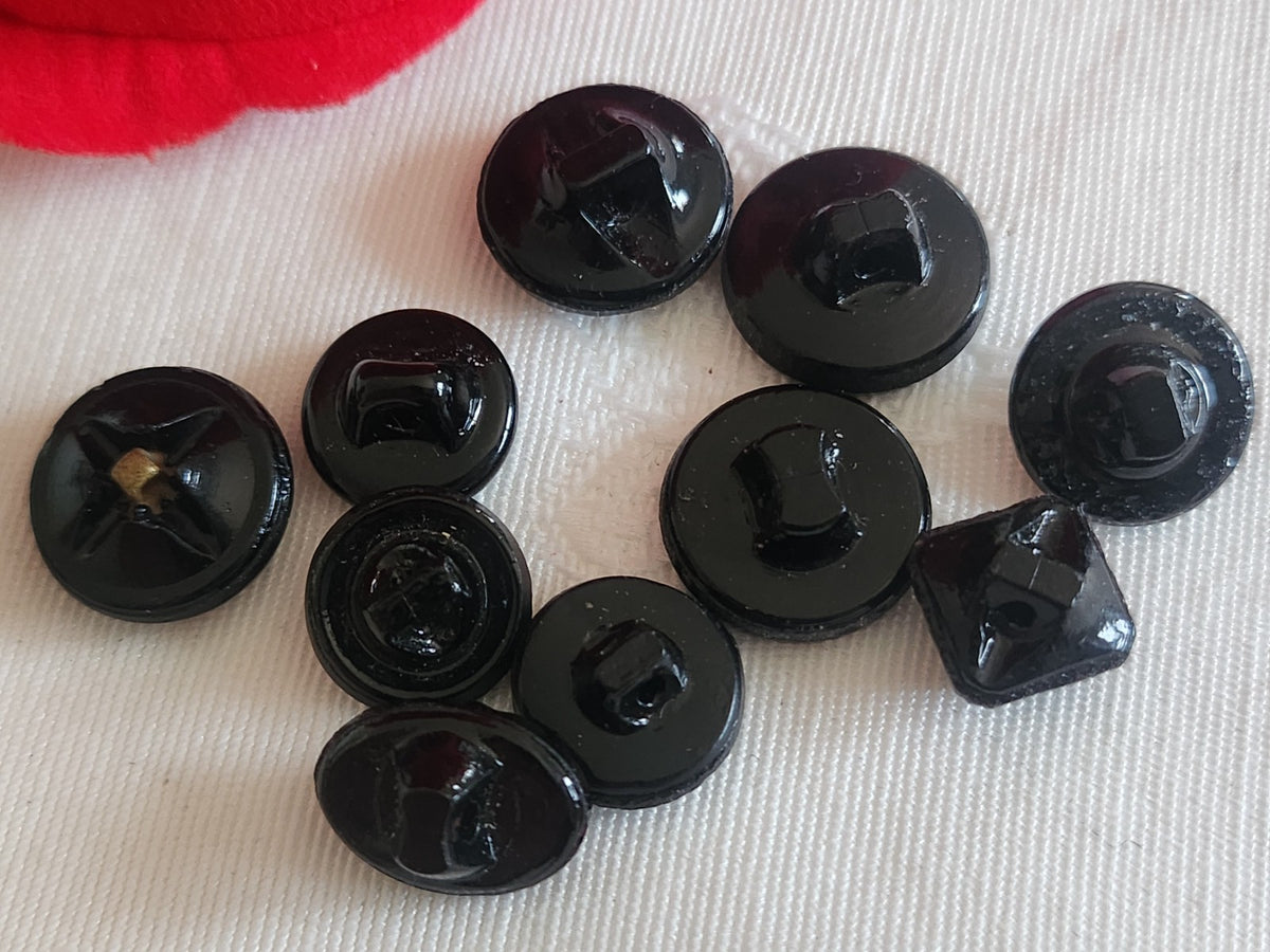 Lot 10 boutons anciens vintage  en verre noir  panaché 0,9 à 1,4 cm ref 6238