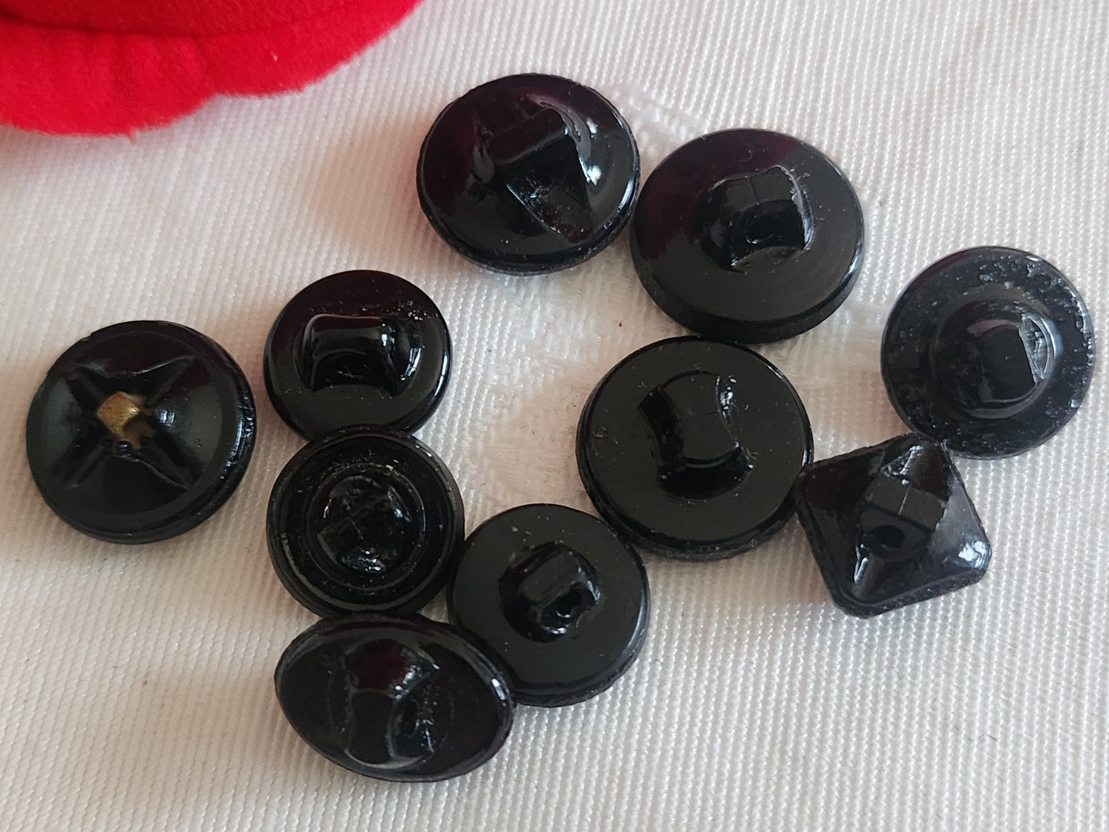 Lot 10 boutons anciens vintage  en verre noir  panaché 0,9 à 1,4 cm ref 6238