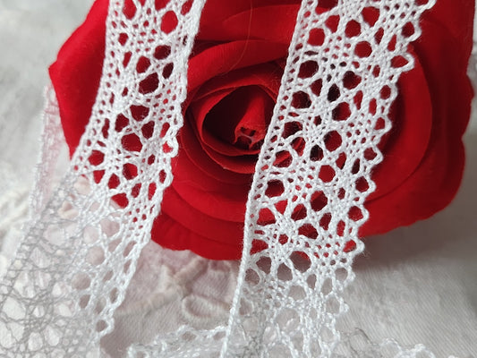 Dentelle vintage blanc blanche  coton 3 métres sur 2,3 cm A1