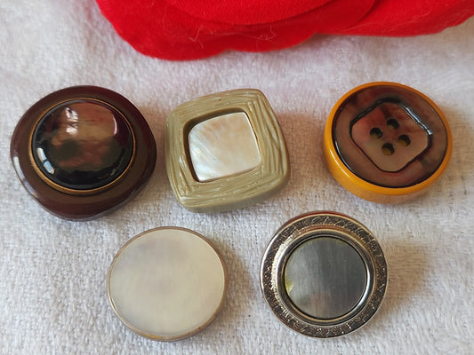 Panaché lot de 5 boutons vintage coeur en nacre  pied 1,7 à 2,1 cm ref 256