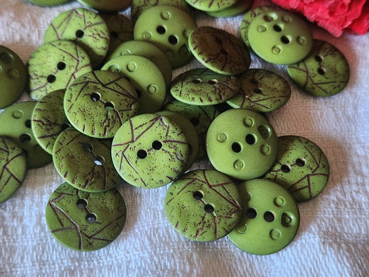Lot 24  petits boutons vert motif violet 1,5 cm trous ref 5648