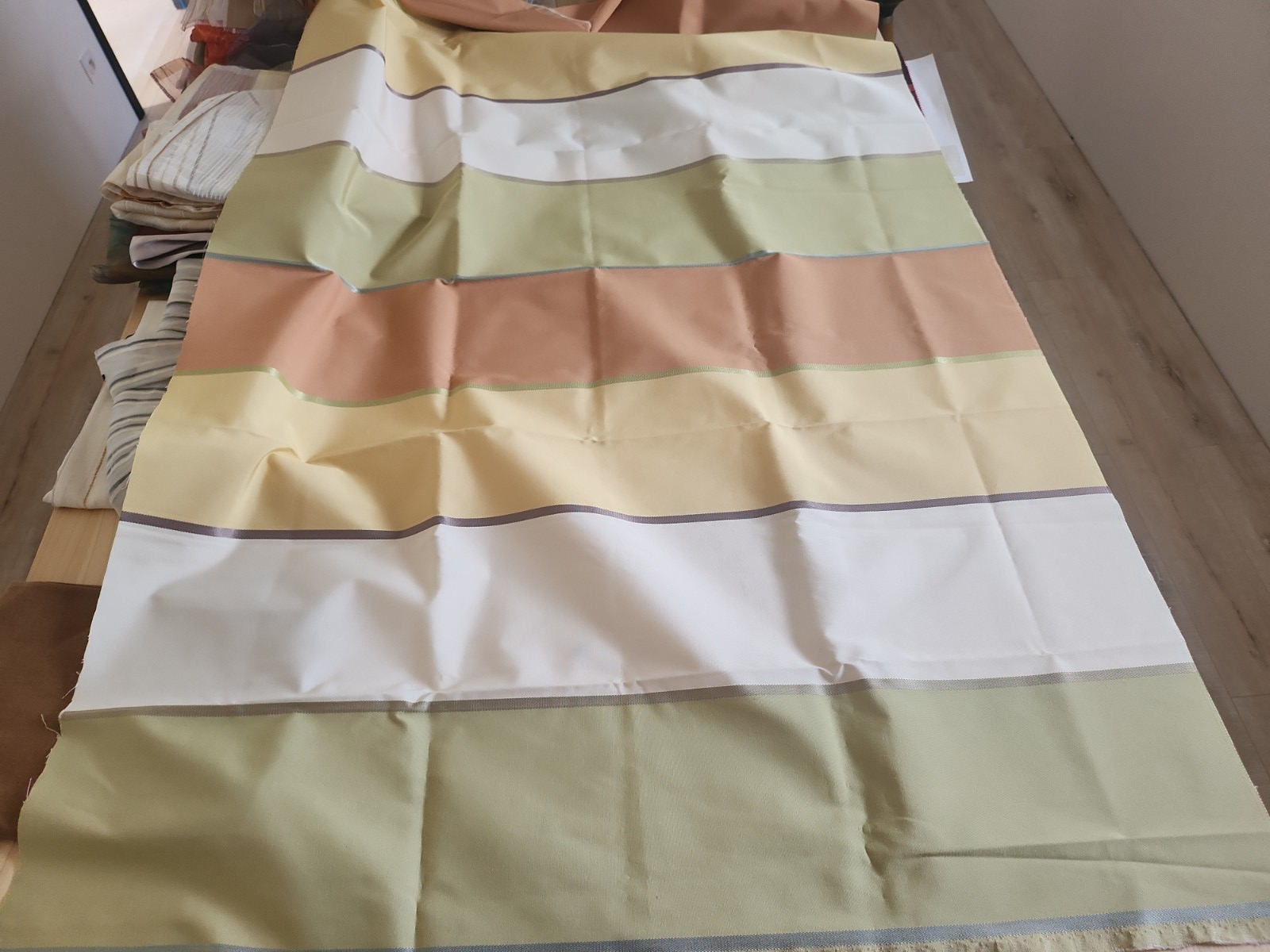 Enorme lot de tissu /voilage fond de magasin datant de 1993 échantillons B5
