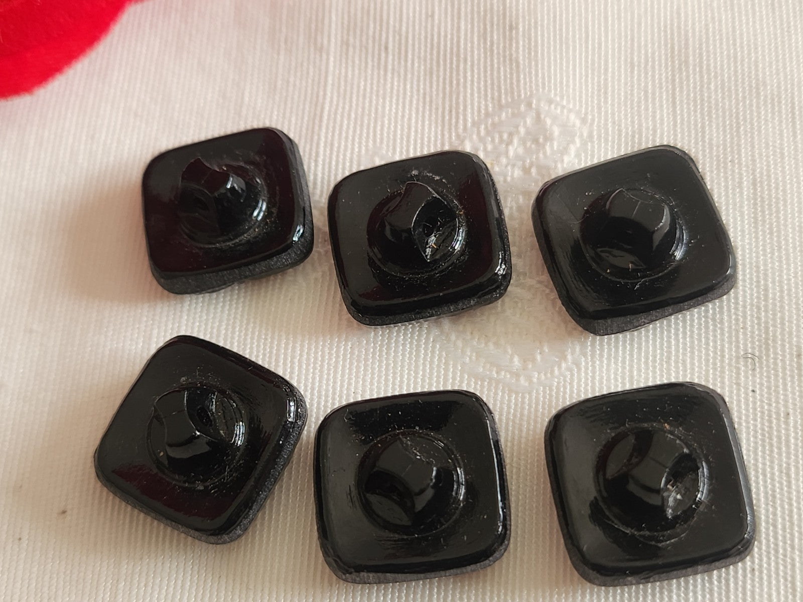 Lot 6 boutons anciens en verre noir 1,5 cm ou 15 mm carré pied ref 6310