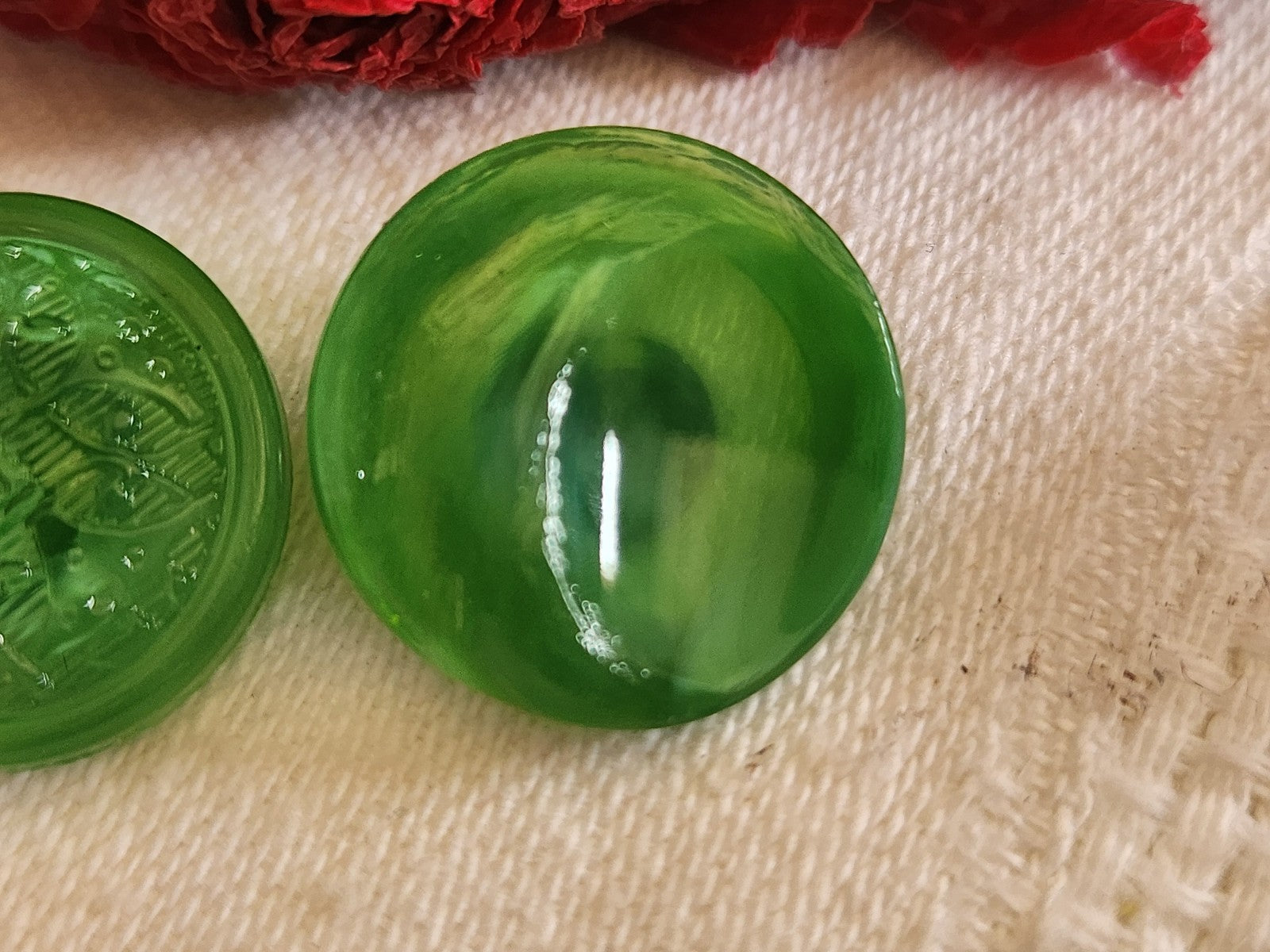Duo boutons vintage en verre  laiteux vert travaillé 1,7 cm G7J