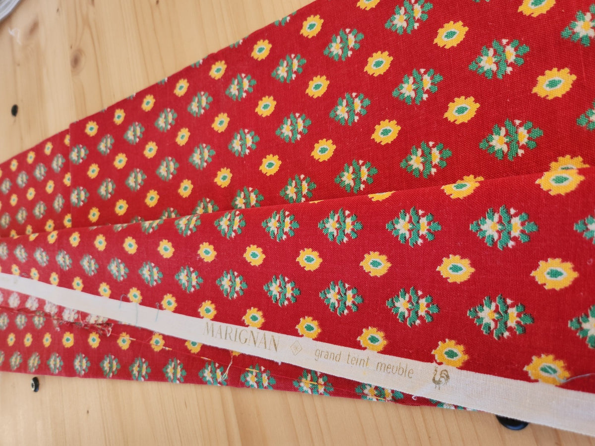 Ancien coupon de tissu rouge motif marignan 81 cm sur 84 cm B8