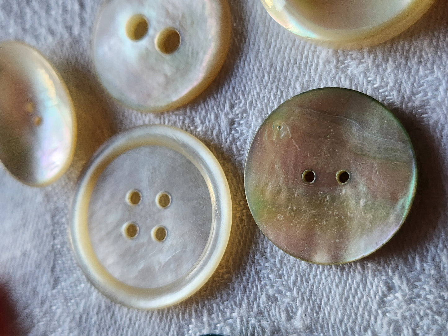 Panaché lot 5 boutons anciens en nacre 2,2 à 2,7 cm ref 5812