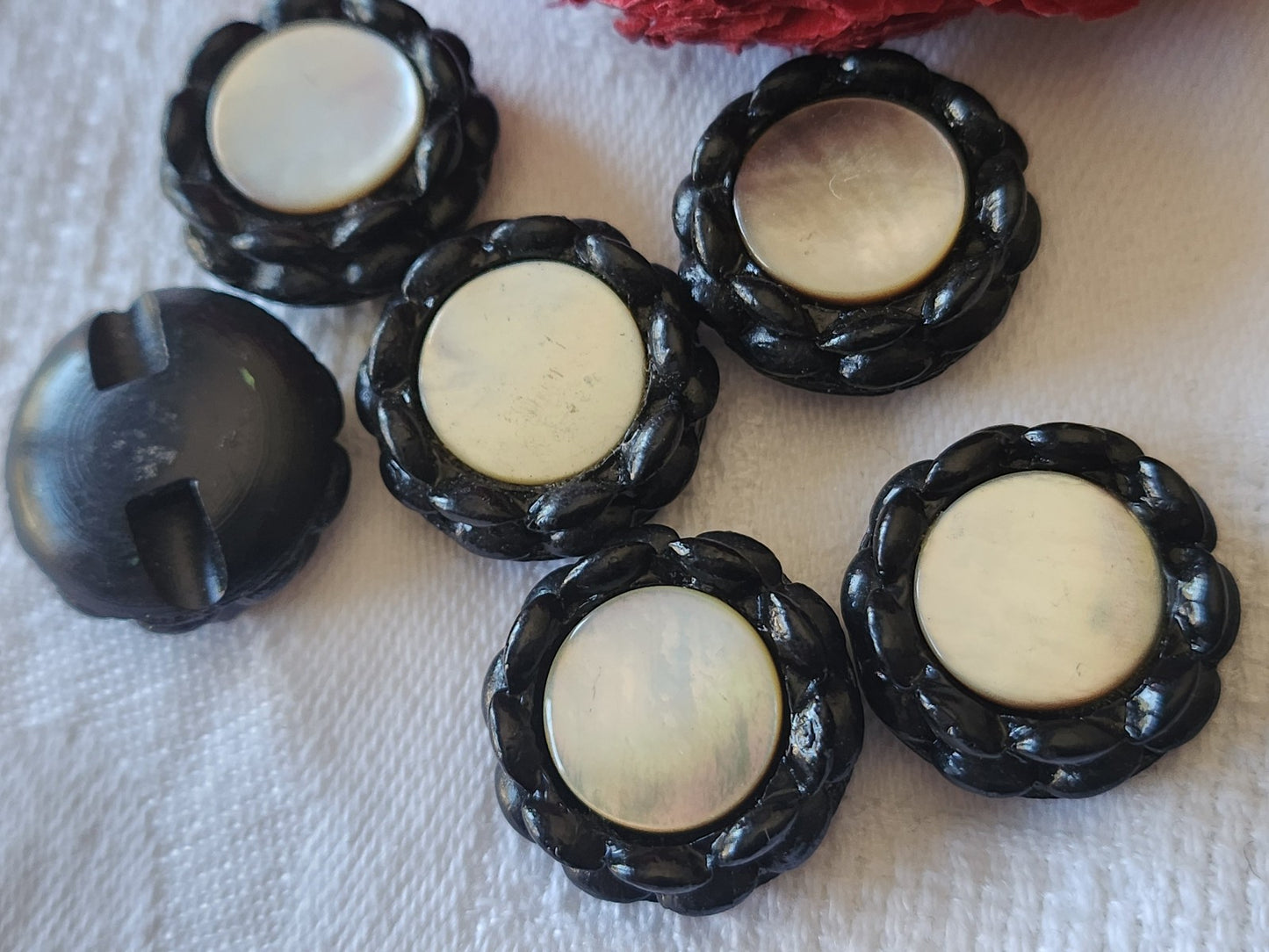 Lot 6 boutons anciens résine noir coeur en nacre à pied 2 cm ref 3384